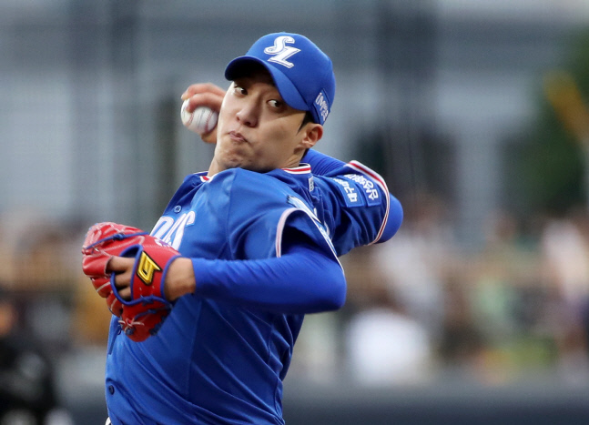 투구하는 원태인