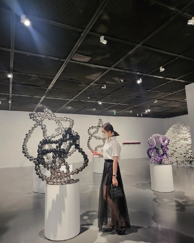 성유리, 시스루 입고 미술관서 육아 탈출…취미 한번 고상한 쌍둥이맘[★SNS]