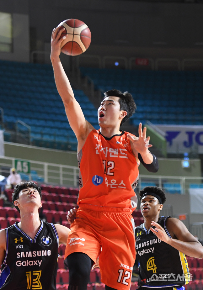 [포토]전자랜드 정효근, 가볍게 레이업슛