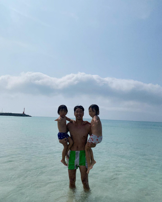 마이큐, ♥김나영 두 아들 번쩍 들고 미소…"얼마나 사랑하면" 꿀 뚝뚝 제주살이[★SNS]