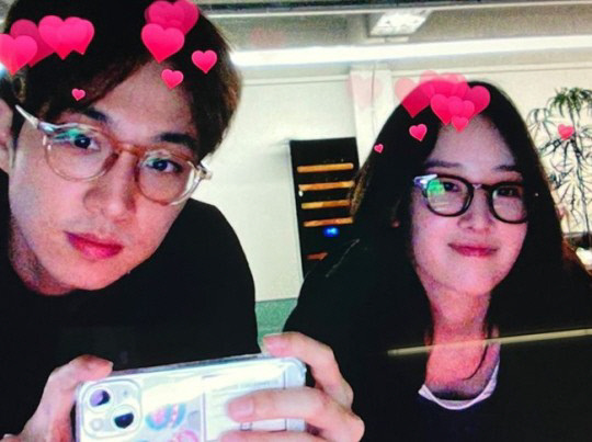 "하트 가득 럽스타" 전종서, ♥이충현 감독과 첫 커플샷[★SNS]