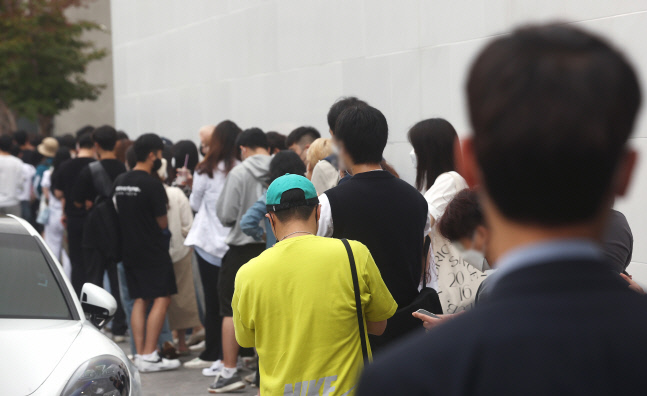 손흥민 브랜드 입장을 위한 긴 줄