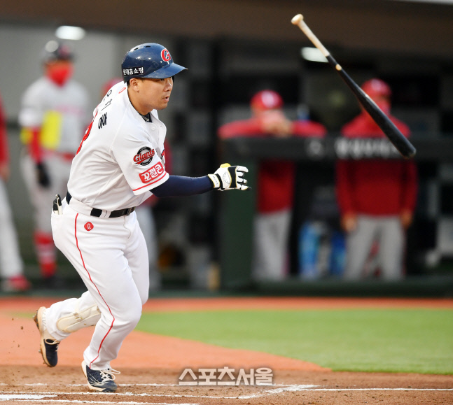 팀 첫안타 뽑아내는 안치홍[포토]