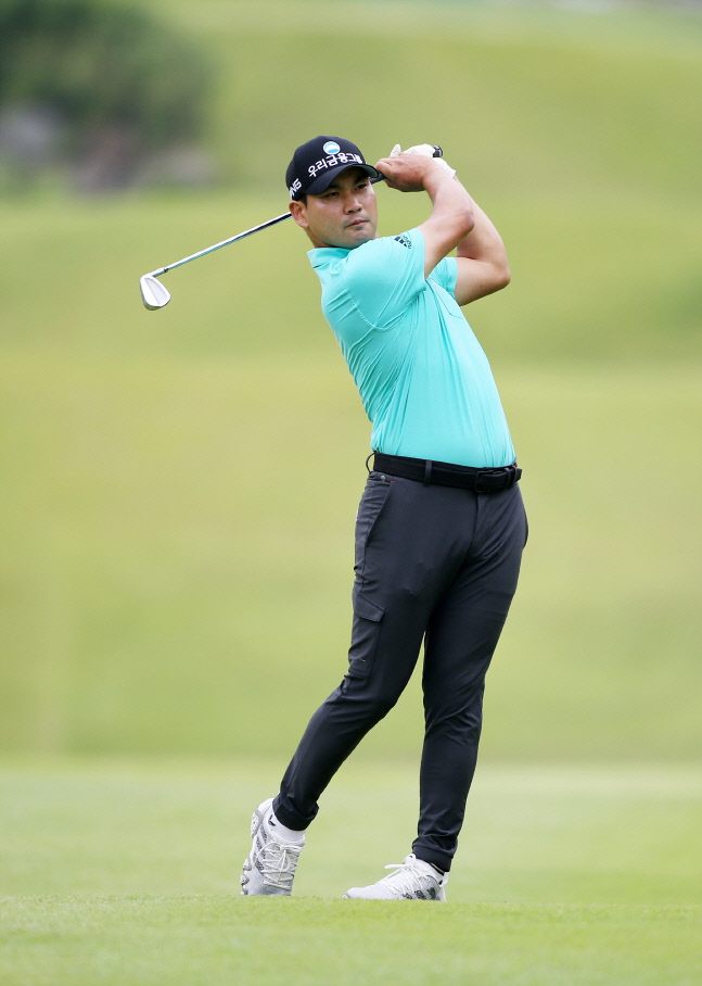 [포토]우승 도전 이준석의 야무진 아이언 샷