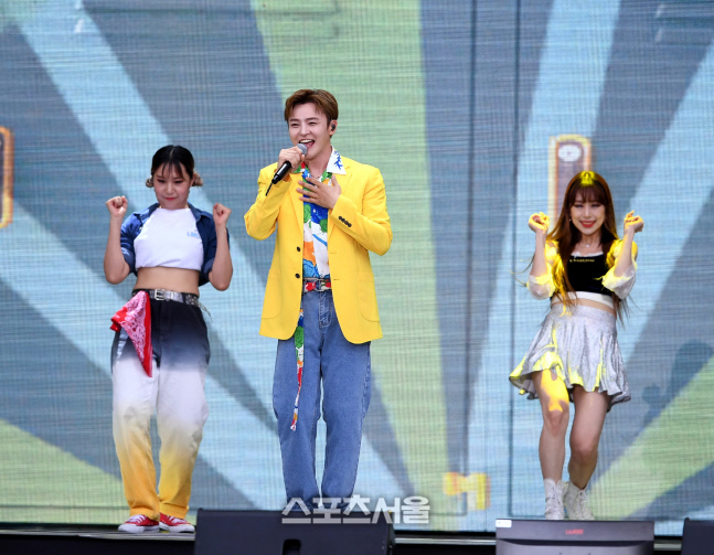 [포토] 이도진 '발랄한 노란 셔츠의 사나이'