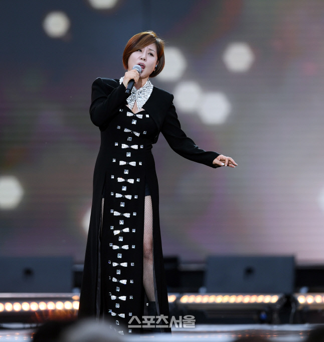 [포토] 한혜진 '귀 호강하는 갈색추억'