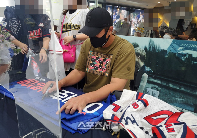 '이대호 사랑해' 사직서 '마지막' 생일 파티..."은퇴 번복? 최선 다하겠다" [SS 포커스]