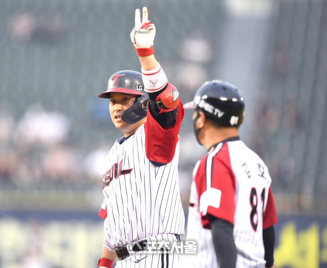 [포토] 유강남, 5회 동점 만드는 적시타