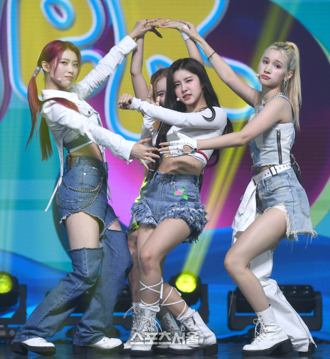 [포토] 샤오팅-김다연-휴닝바히에 '이러니 안반하나'