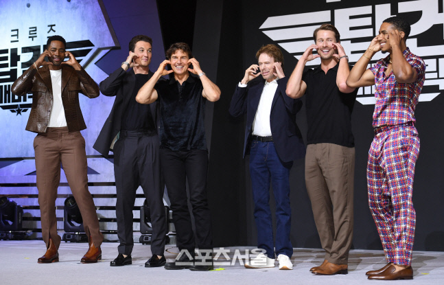 [포토]톰 크루즈와 \'탑건\'의 주연 배우들, 이번엔 \'깨물 하트\'