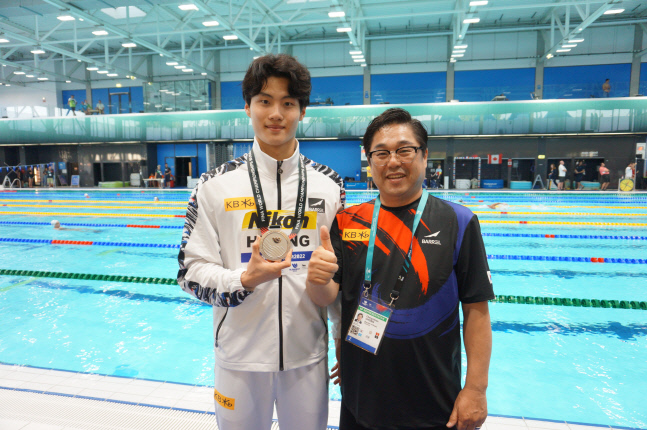 한국 수영역사 새로 쓰는 황선우, 세계선수권대회 200m 은메달
