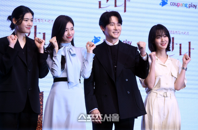 [포토] 화이팅 외치는 정은채-수지-김준한-박예영