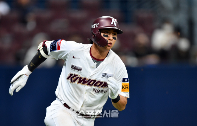 9회초 1사후 찬스 만드는 이정후 [포토]