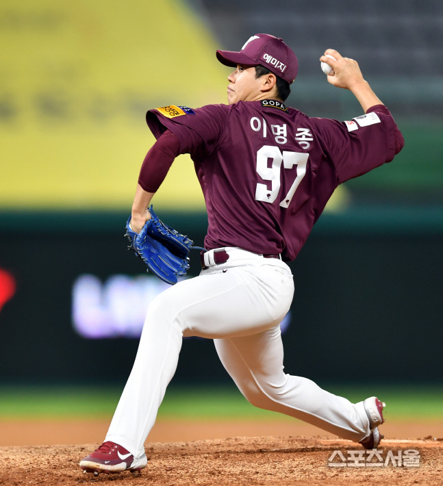 8회말 등판한 키움 이명종[포토]
