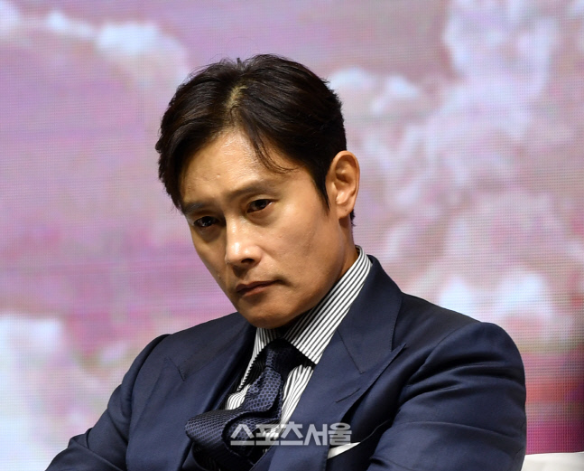 기자들 질문에 답하는 이병헌[포토]