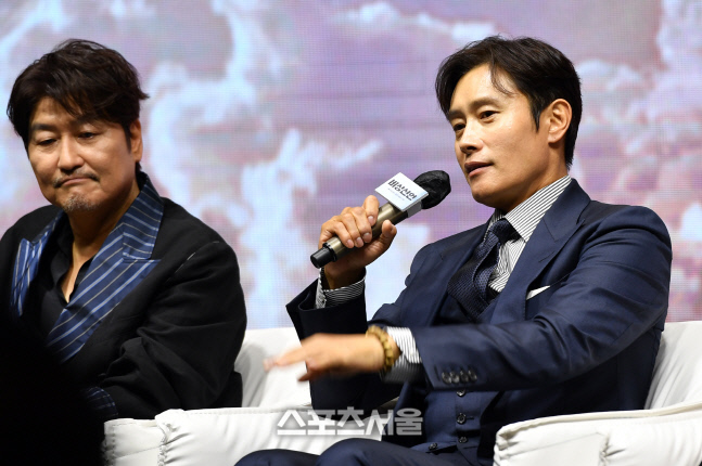 기자들 질문에 답하는 이병헌[포토]