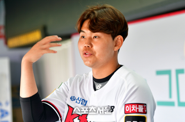 KT 소형준 창간인터뷰 [포토]