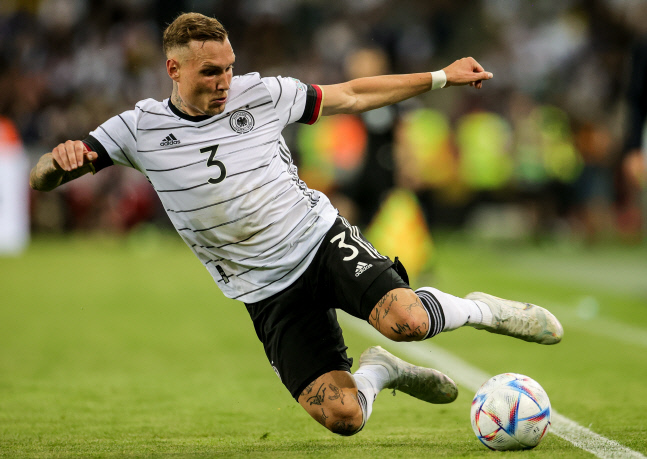 '98년생 독일 국대 풀백' 라움, 맨유가 찍었다…도르트문트와 영입 경쟁