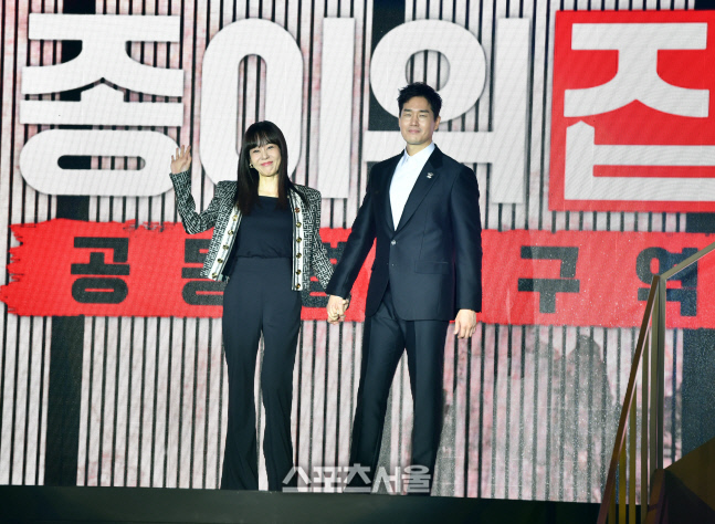 '종이의 집' 두 주인공 김윤진과 유지태[포토]