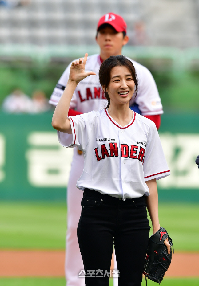 \'랜더스 화이팅!\' 두산- SSG전 시구나선 박하선[포토]