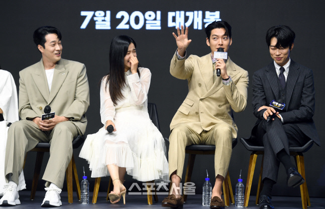 [포토]김우빈 이야기에 웃음 터진 소지섭-김태리-류준열