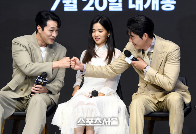 [포토]소지섭-김우빈 케미에 김태리, '자리 바꿔 드릴까요?'