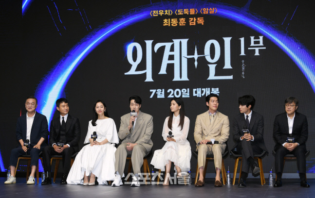 [포토]\'외계+인\' 출연 소감 밝히는 주연 배우들