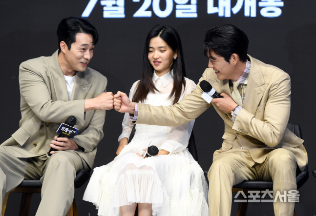 [포토]소지섭-김우빈 케미에 김태리, \'자리 바꿔 드릴까요?\'