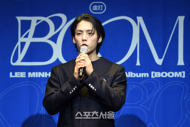 [포토]솔로 컴백 소감 밝히는 비투비 이민혁(HUTA)