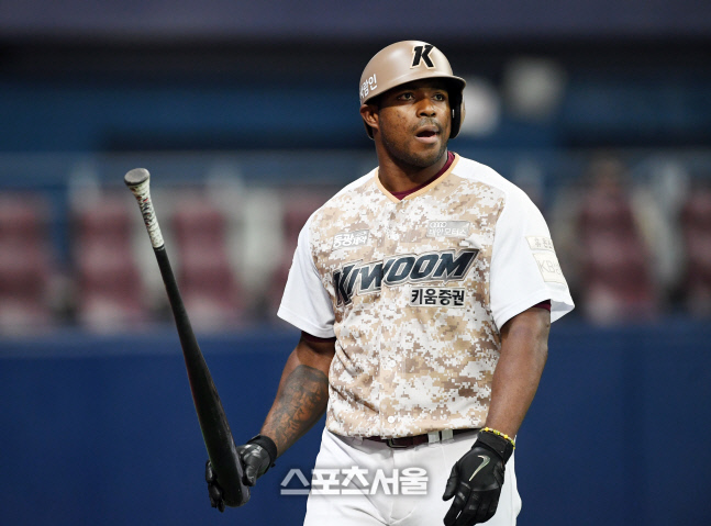 [포토]키움 푸이그, 스트라이크 존에 아쉬워 하며...