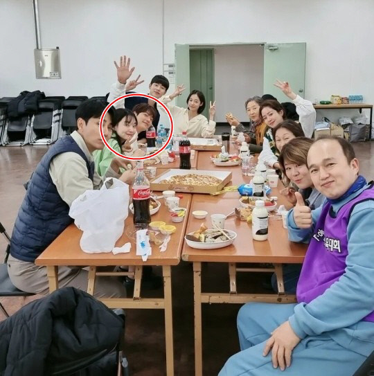 김우빈, 연인 신민아 옆에 앉아서 알콩달콩 피자먹기[★SNS]