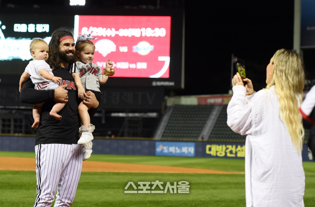 [포토]자녀와 함께 시즌 10승을 기념하는 LG 켈리