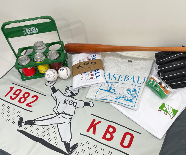 KBO, 조인혁 작가와 캘래버레이션 디자인 굿즈 제작...30일부터 판매