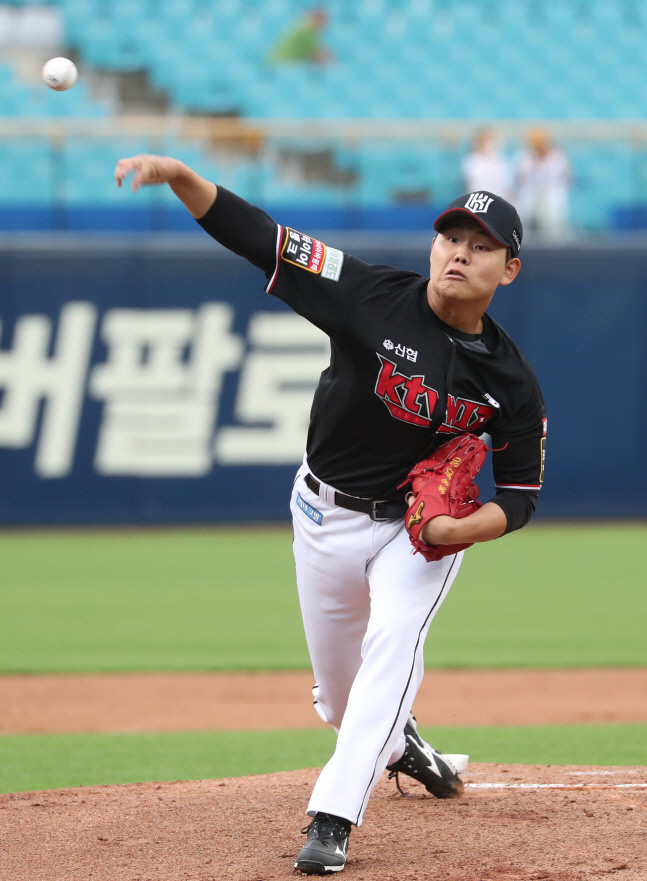 역투하는 KT 소형준