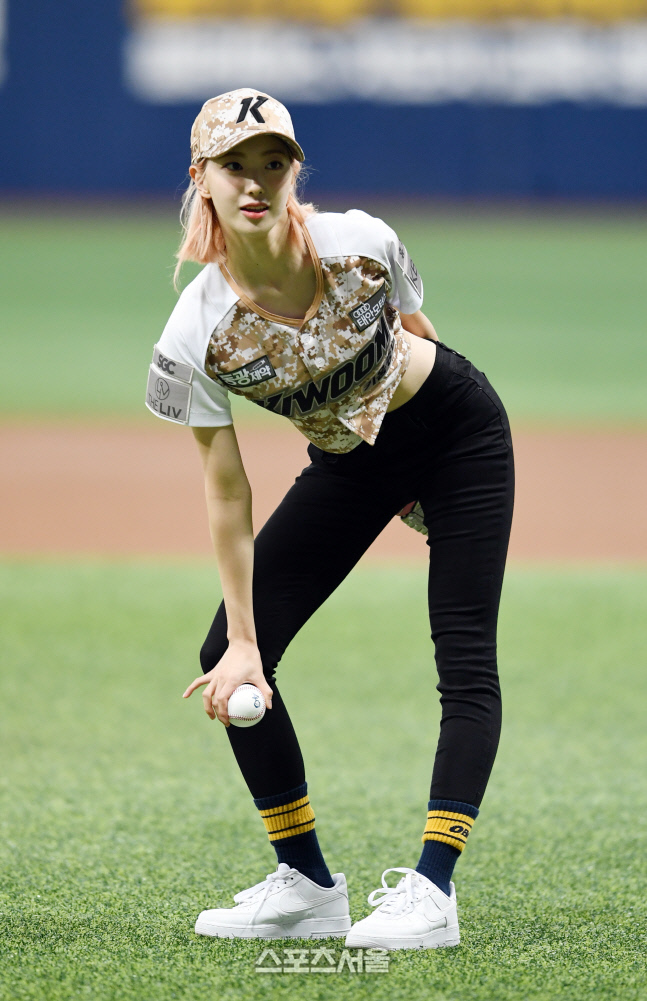 [포토]하이키 리이나의 시구, 몸매 뽐내며...