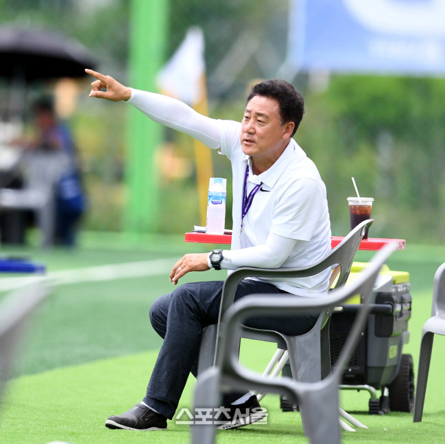 [포토] 위덕대 홍상현 감독 \'빨리 들어가야지\'