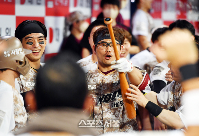 이지영 시즌1호홈런에 이정후도 미소만개[포토]