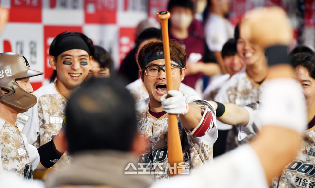 이지영 시즌1호홈런에 두팔벌려 축하하는 이용규[포토]