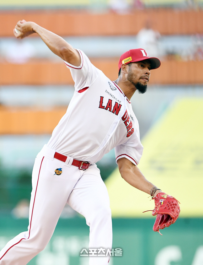 [포토]역투하는 SSG 선발 폰트