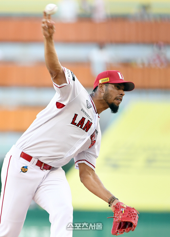 [포토]힘차게 공 뿌리는 SSG 폰트