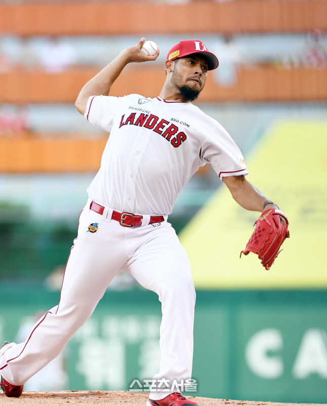 [포토]시즌 10승 노리는 SSG 선발 폰트