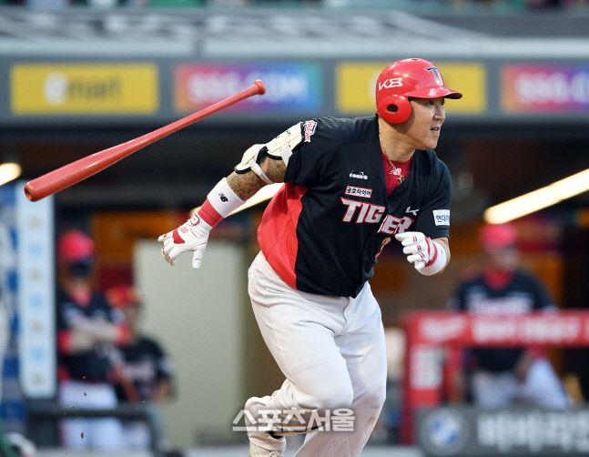 [포토]폰트 상대 1타점 적시타 뽑아내는 최형우