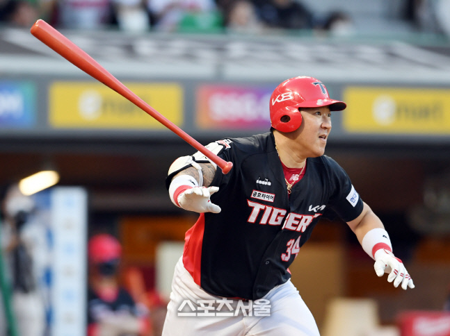 [포토]KIA 최형우, SSG 폰트 상대 1타점 적시타
