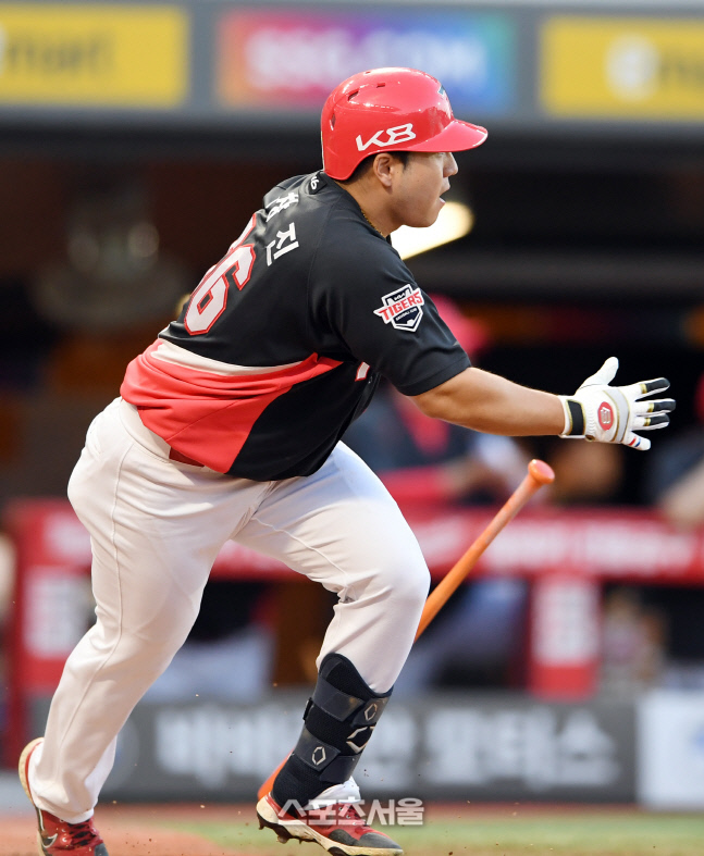 [포토]KIA 이창진, SSG 폰트 상대 1타점 적시타