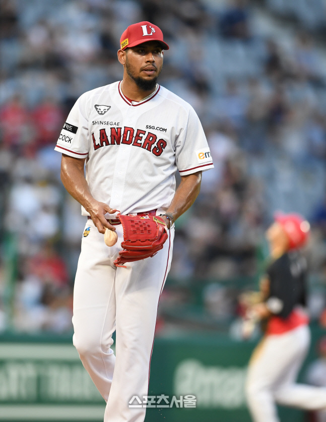 [포토]SSG 폰트, 실점 아쉽네...