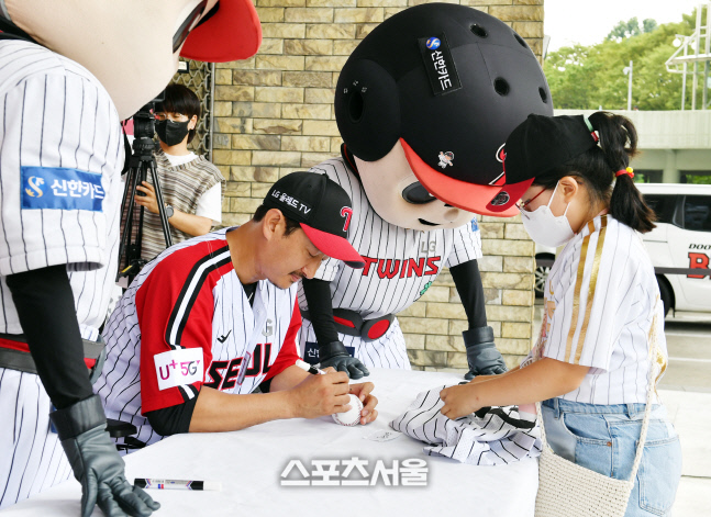 정성스럽게 사인해주는 박용택, 2년만에 열리는 박용택 은퇴식[포토]