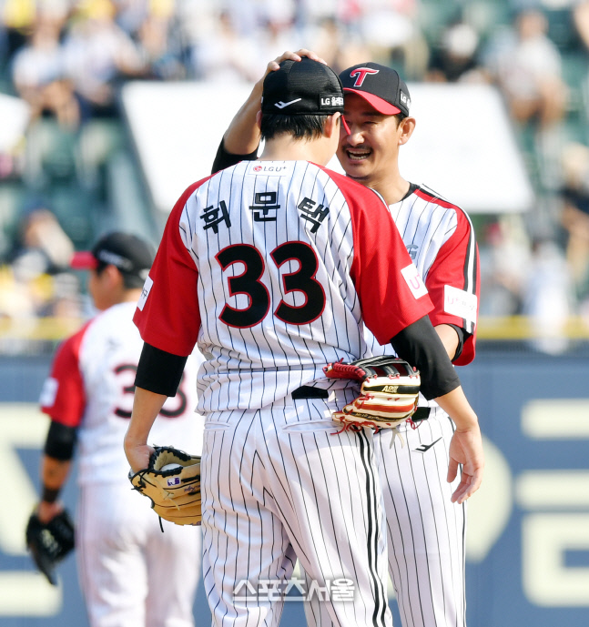 은퇴식 박용택, 각별한 후배 임찬규[포토]