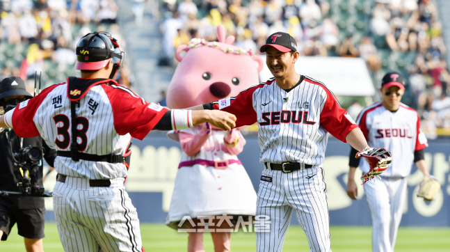 은퇴식 박용택, 포수 힘껏 안아볼까![포토]
