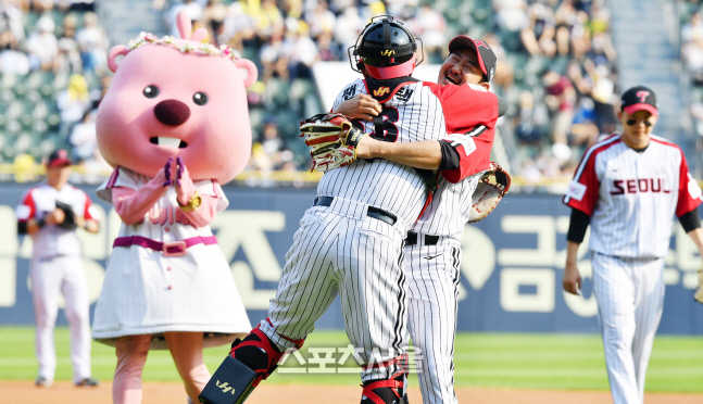 은퇴식 박용택, 유강남과 과격한 포옹[포토]