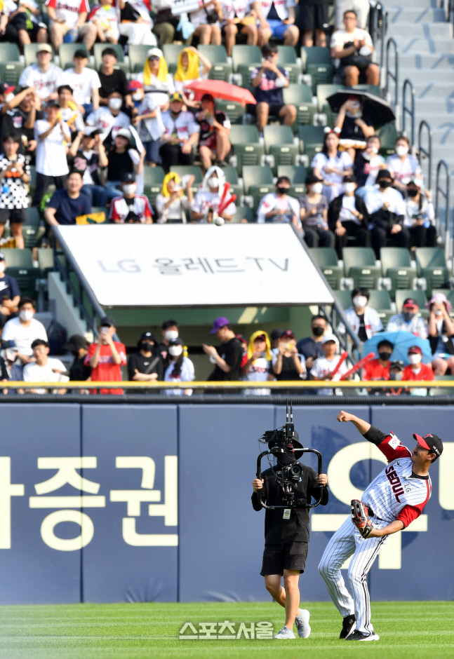 '마지막 공 던져주며' 은퇴식 박용택[포토]